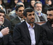 Le Président Ahmadinedjad entouré de deux proches conseillers Ali Akbar Javanfekr et Mohammed Jafar Behdad