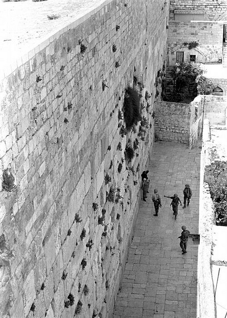 Des soldats au Mur des Lamentations, le jour de Kippour, le 6 octobre 1973.